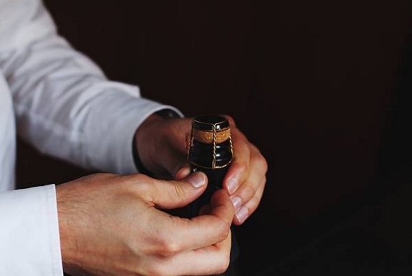4 bước mở rượu champagne chuẩn phong cách quý tộc