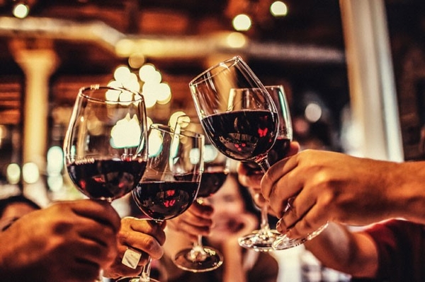 Hướng dẫn cách cầm ly rượu vang đúng chuẩn “quý tộc”