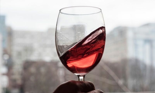 Đây chính là lý do bạn nên lắc rượu vang trước khi uống
