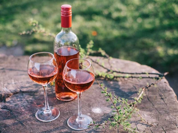 Vì sao rượu vang đỏ vẫn được ưa chuộng dùng trong mùa hè?