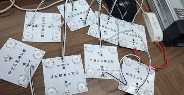 bo-8-mieng-led-4-bong-dien-220v-goc-sang-160-do-lam-tran-xuyen-sang