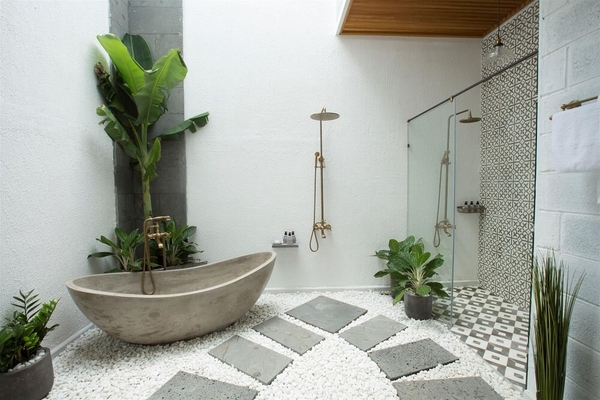 Mẫu phòng tắm mở hài hòa với thiên nhiên