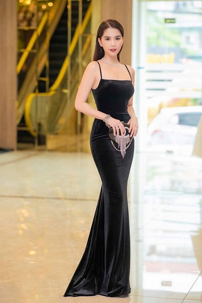 8 mẫu đầm dạ hội thiết kế đuôi cá lộng lẫy của Sao Việt