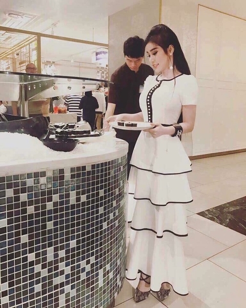 Chọn đầm đẹp cho quý cô tuổi 40 diện hè năm nay 2019-2020