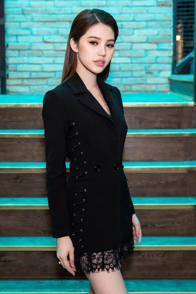 Chọn đầm đẹp cho quý cô tuổi 40 diện hè năm nay 2019-2020