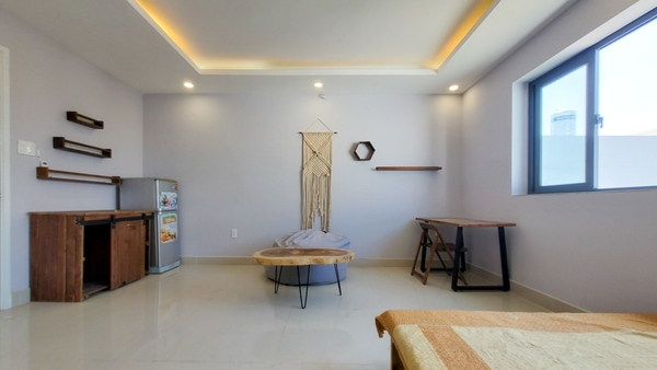trang trí phòng trọ cửa sổ lớn