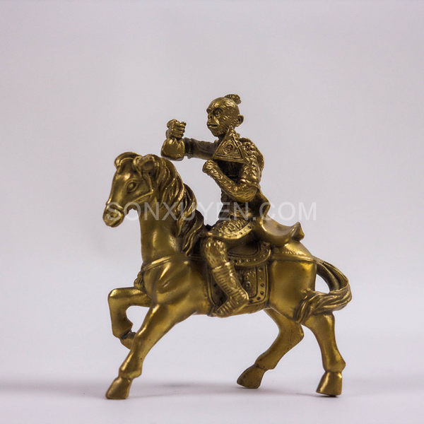 Phong Hầu cưỡi ngựa cầm ấn và cờ Cao 15 cm Rộng 12 cm