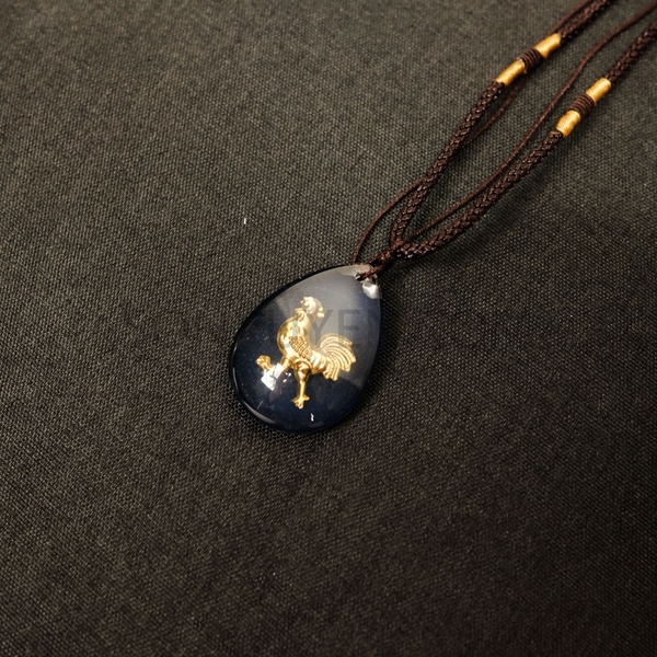 Con giáp đeo cổ dài 3,8 cm rộng 2,5 cm