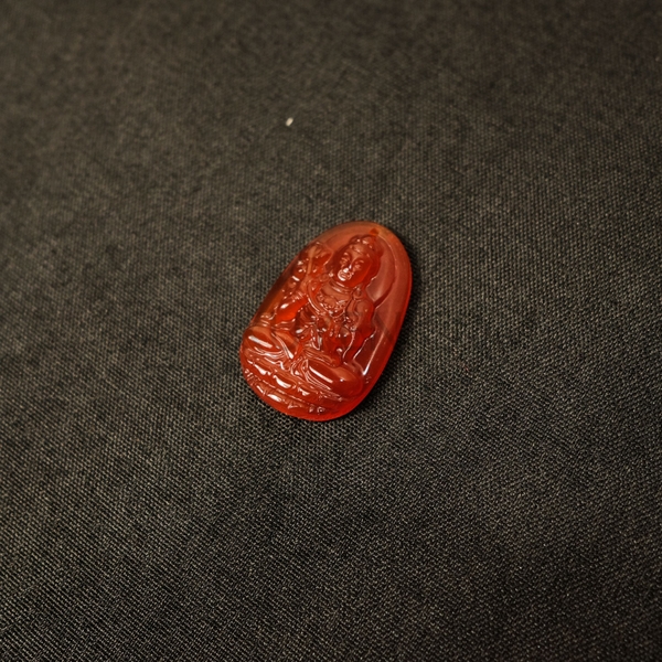 Mặt phật Đại Thế Chí Bồ Tát màu đỏ dài 3,5 cm rộng 2,3 cm. Đã khai quang.