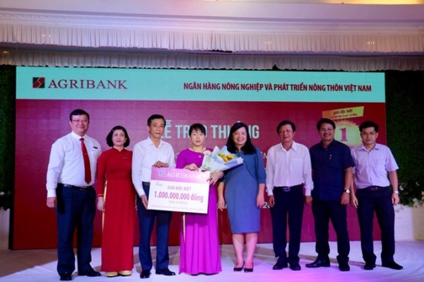 Agribank awarded a VND 1 billion savings book to lucky customers