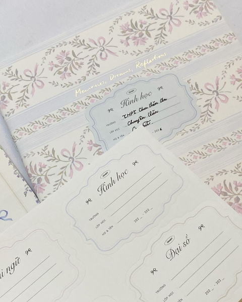 Tập 16 nhãn vở in sẵn tên môn học - Nơ màu