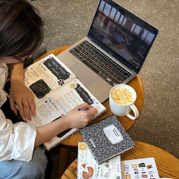 Vở grid 140 trang tặng kèm sticker Composition Collection - Đen Pepper