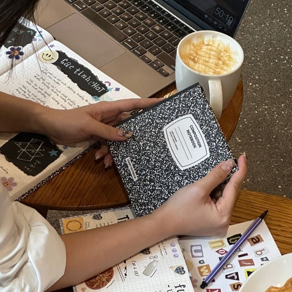 Sổ kẻ ngang khổ vuông 140 trang 130gsm tặng kèm sticker Composition Collection - Đen Pepper
