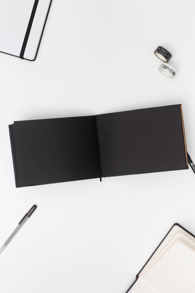 Số Plain Less is the new more - The Black Book 130GSM