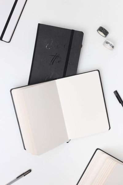 Số Plain Black is the new black - The Black Book 130GSM