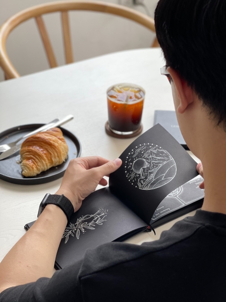 Số Plain Less is the new more - The Black Book 130GSM