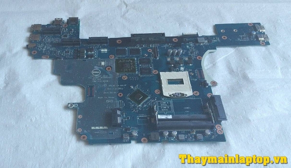Main Dell PrecisionM2800