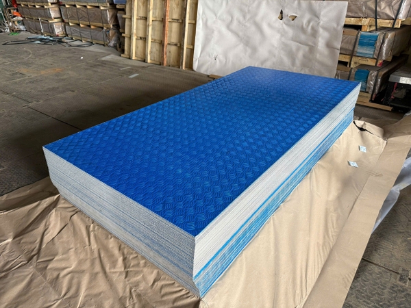 Nhôm gân chống trượt