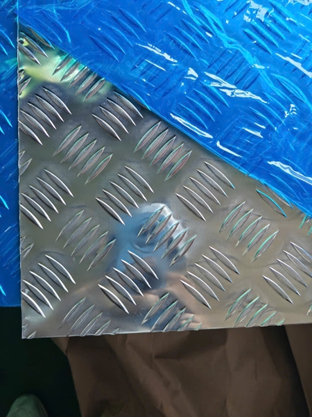 Nhôm gân chống trượt