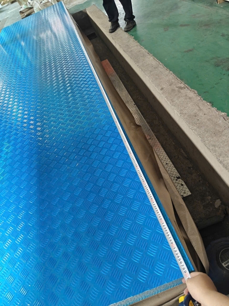 Nhôm gân chống trượt