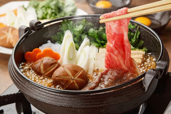 Sukiyaki là gì? Tại sao Sukiyaki lại lôi cuốn thực khách đến vậy?