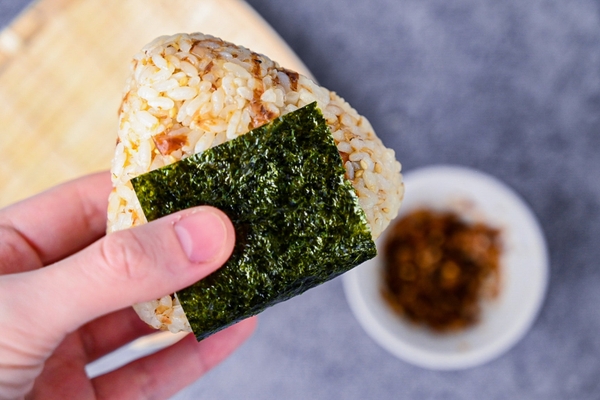 Cách làm cơm nắm cá bào Okaka “chuẩn Nhật” cực ngon