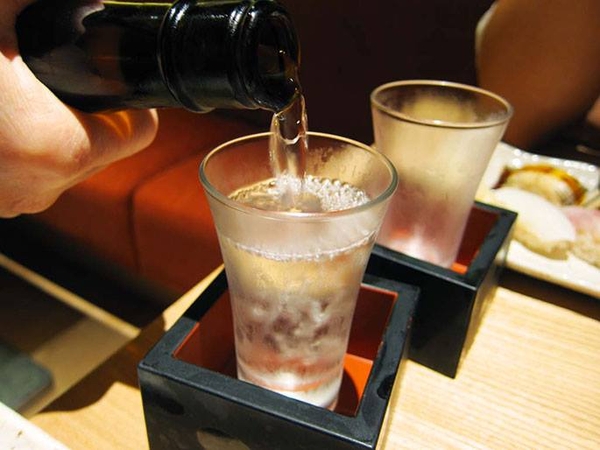 Cách uống rượu Sake không say
