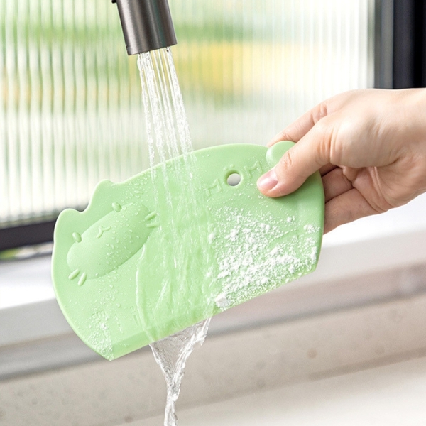 Dụng cụ cắt vét bột nhựa MÈO MOM có vạch chia 16×10.5cm - 1 cái (CBM16105)