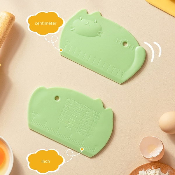 Dụng cụ cắt vét bột nhựa MÈO MOM có vạch chia 16×10.5cm - 1 cái (CBM16105)