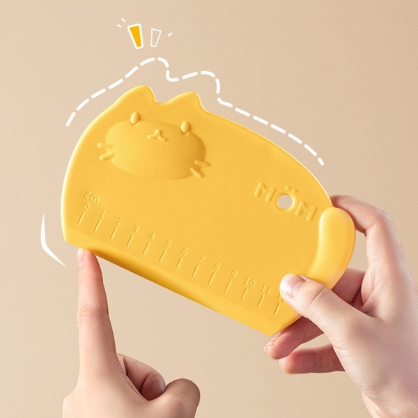 Dụng cụ cắt vét bột nhựa MÈO MOM có vạch chia 16×10.5cm - 1 cái (CBM16105)