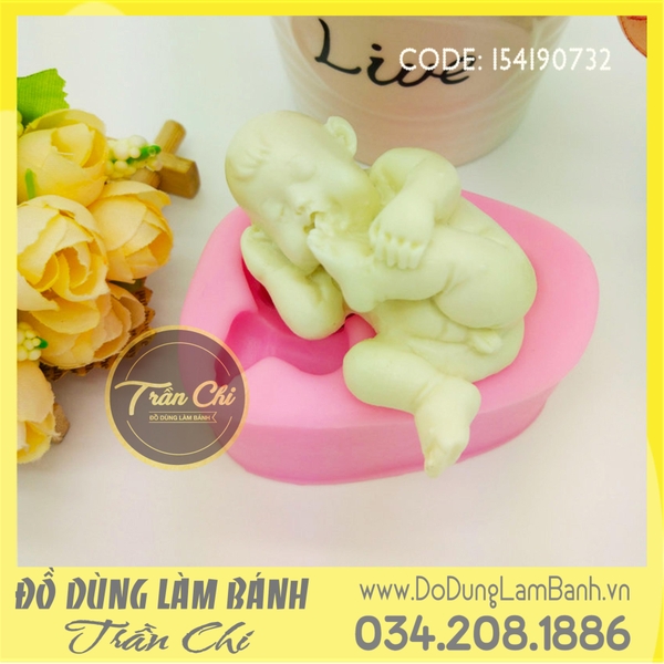 Khuôn silicone Bé trai nằm nghiêng ngậm chân