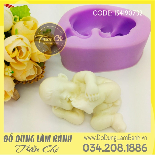 Khuôn silicone Bé trai nằm nghiêng ngậm chân