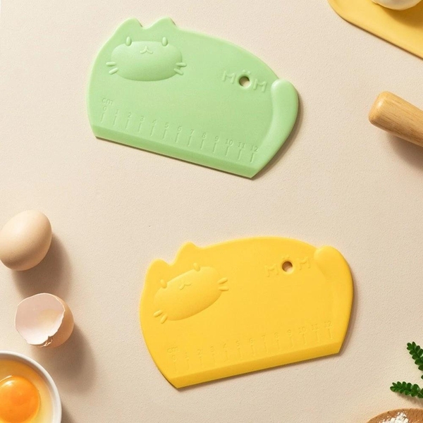 Dụng cụ cắt vét bột nhựa MÈO MOM có vạch chia 16×10.5cm - 1 cái (CBM16105)