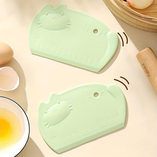 Dụng cụ cắt vét bột nhựa MÈO MOM có vạch chia 16×10.5cm - 1 cái (CBM16105)
