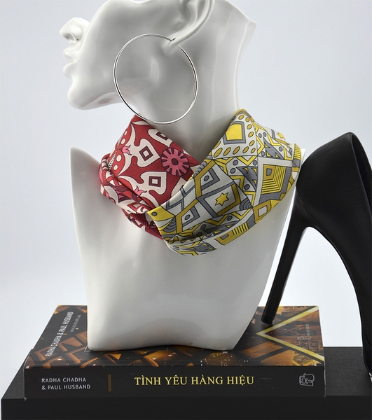 1001 Cách thắt khăn lụa tuyệt đẹp- Kiểu Double Neckerchief Twist