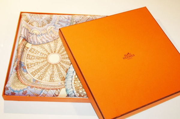 How the Hermès Scarf Remains an A-List Accessory: By Being Stubbornly French