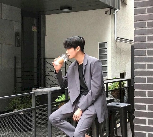 20+Cách tạo dáng chụp ảnh nam ngồi cực đẹp và cá tính