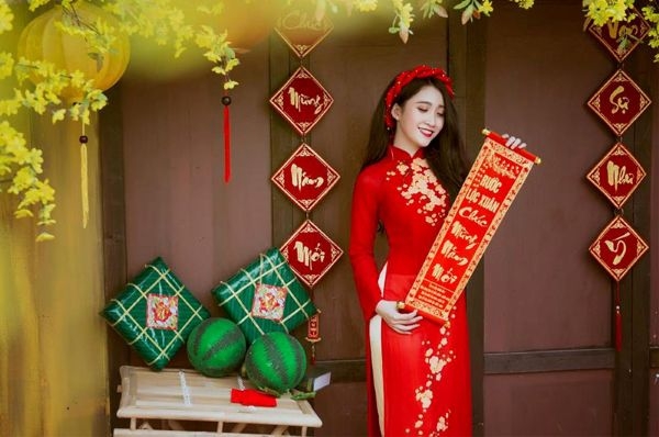 20+ cách tạo dáng chụp ảnh áo dài Tết 2026 cực xinh xắn