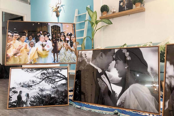 So sánh ảnh tráng gương và ảnh ép gỗ? Nên lựa chọn ảnh nào?