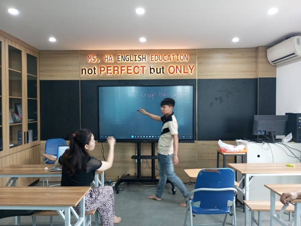 màn hình tương tác GAOKEview tại trung tâm ngoại ngữ