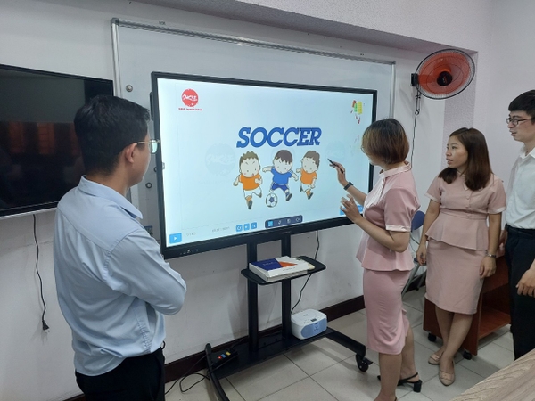màn hình tương tác GAOKEview tại trung tâm Tiếng Nhật