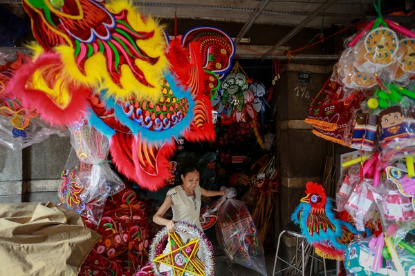 xom-long-den-hon-50-tuoi-o-sai-gon-tat-bat-vao-mua-trung-thu
