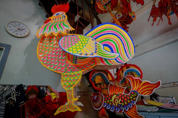 xom-long-den-hon-50-tuoi-o-sai-gon-tat-bat-vao-mua-trung-thu