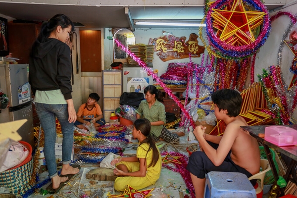 xom-long-den-hon-50-tuoi-o-sai-gon-tat-bat-vao-mua-trung-thu
