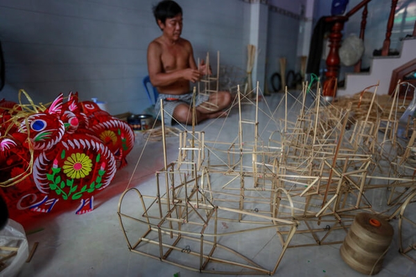 xom-long-den-hon-50-tuoi-o-sai-gon-tat-bat-vao-mua-trung-thu