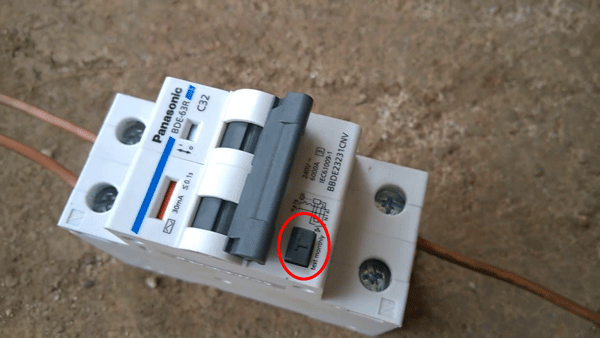 Ký hiệu Test monthly trên aptomat Panasonic