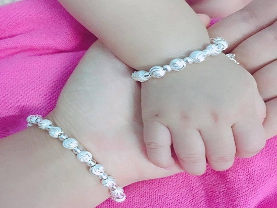 Có nên đeo vòng bạc cho trẻ sơ sinh hay không?
