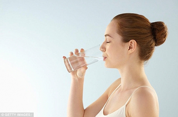 Tại sao dùng collagen phải uống nhiều nước?