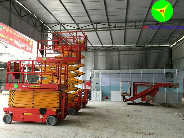 xe-nang-nguoi-8m-dang-cat-keo