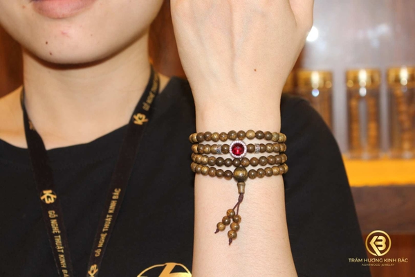 vong-tram-huong-108-hat-tron-12-nam-phoi-charm-da-theo-menh